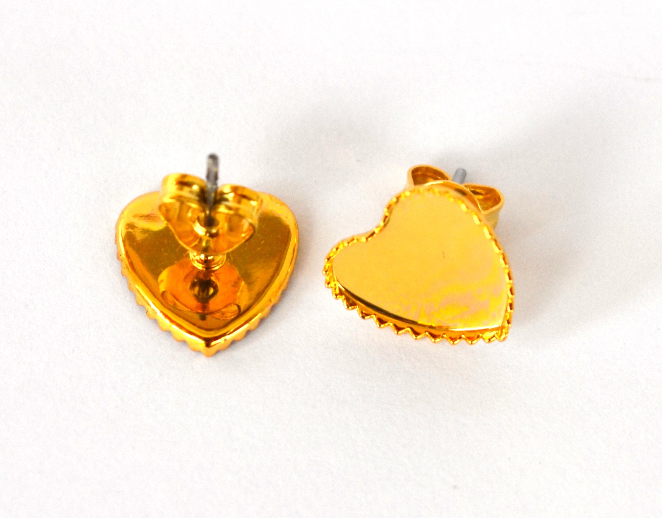 Náušnice - lôžka,tvar srdce,zlatá farba 10x10 mm-1 pár+kovové motýliky,II.trieda